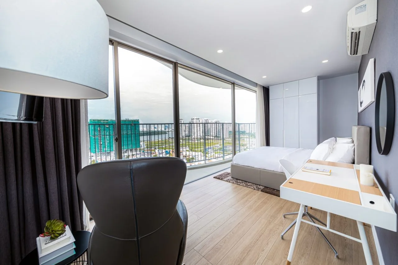 Phòng ngủ master và ban công căn hộ mẫu Aura Sapphire Suite