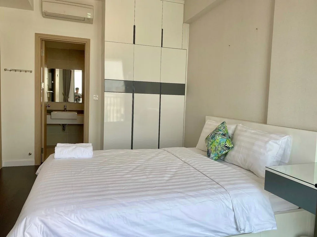Phòng ngủ và hệ tủ của một căn hộ RiverGate Residence