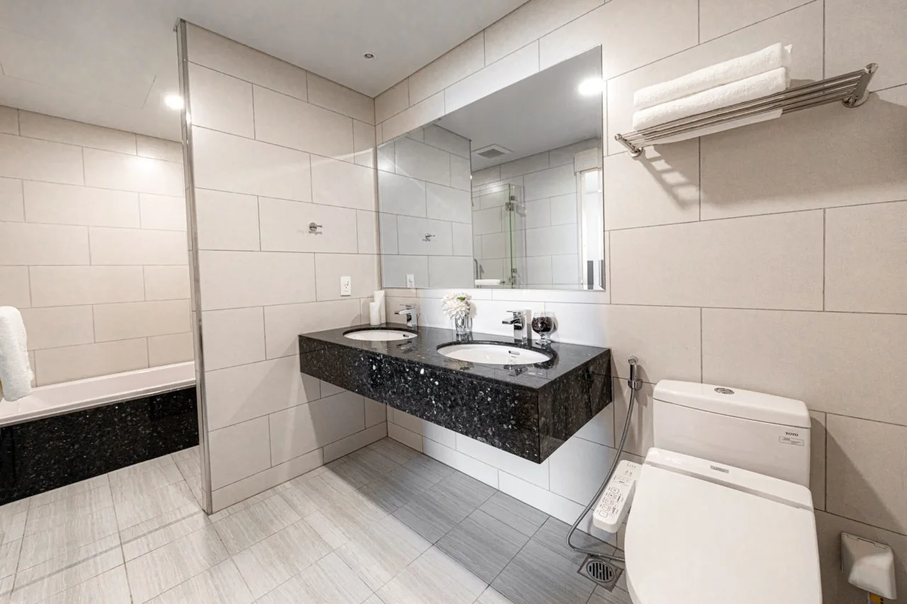 Phòng tắm căn hộ mẫu Crystal Duplex