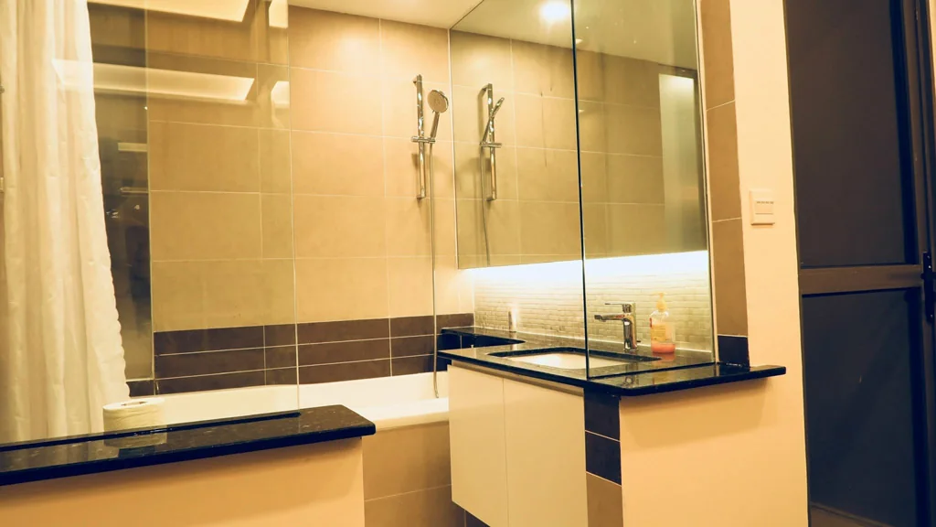Phòng tắm với khu tắm đứng của một căn RiverGate Residence
