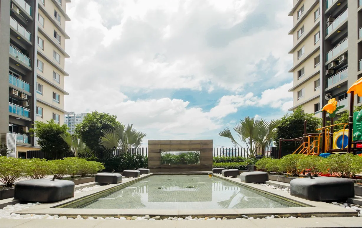 Sân vườn và đài phun nước giữa các khối nhà Cosmo City