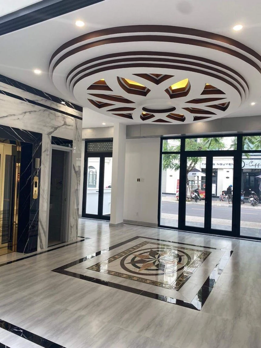 Sảnh bên trong một shophouse T10 đã được chủ nhà hoàn thiện tại The Manhattan