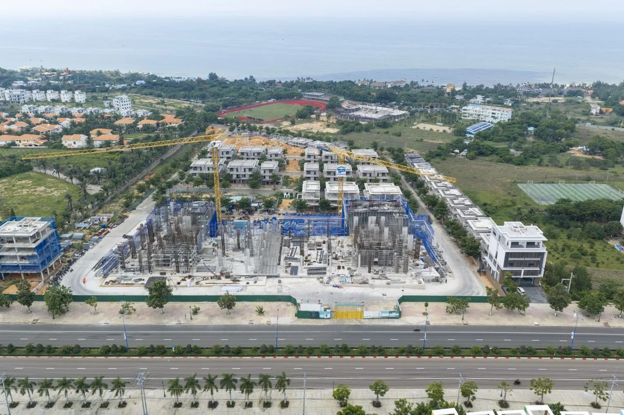 Ảnh thực tế công trường The Seahara Mũi Né nhìn từ trên cao tháng 7 năm 2026