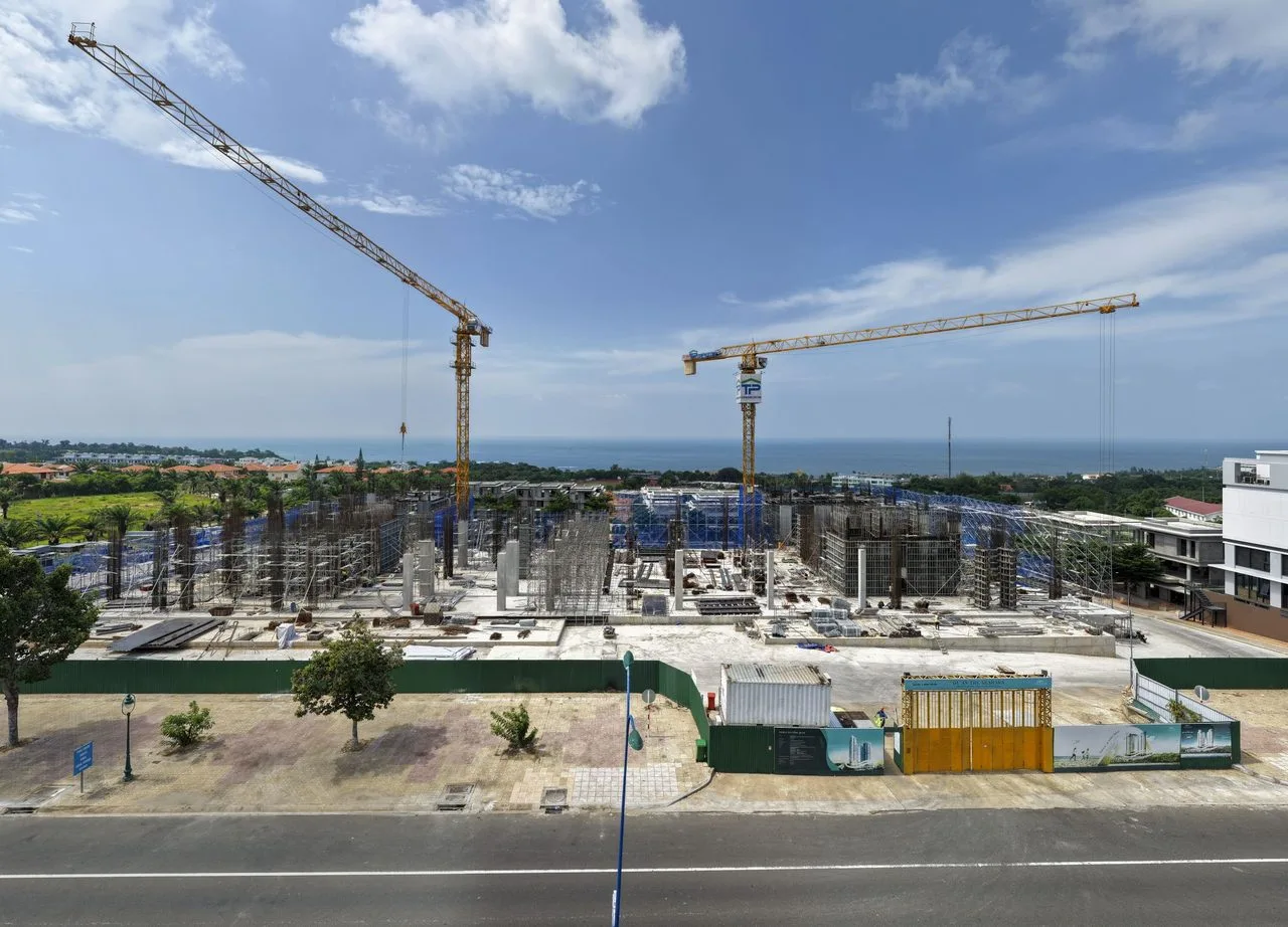 Ảnh thực tế thi công kết cấu khối căn hộ cao tầng The Seahara Mũi Né tháng 7 năm 2026