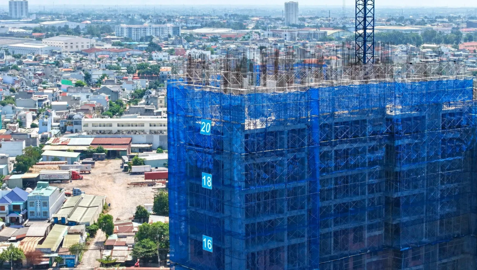 Công trường The Felix với dấu tầng 16, 18 và 20 trên mặt tháp