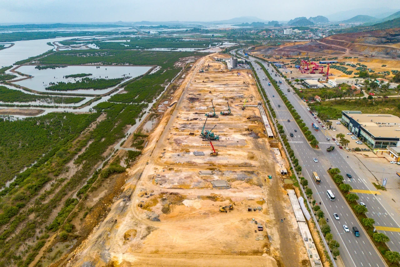 Ảnh thực tế công trường Vinhomes Global Gate Hạ Long tháng 5/2026 – góc 4