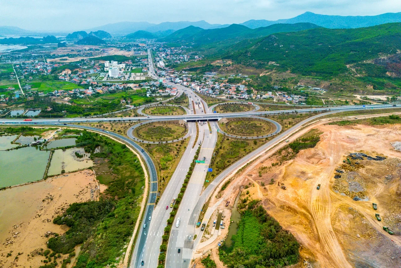 Ảnh thực tế công trường Vinhomes Global Gate Hạ Long tháng 5/2026 – góc 5