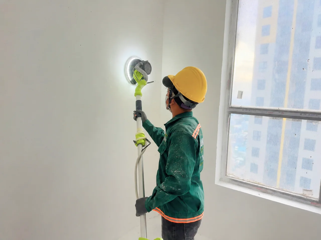 Thi công hoàn thiện tường tại Green Diamond, bộ ảnh công bố tháng 10/2026.