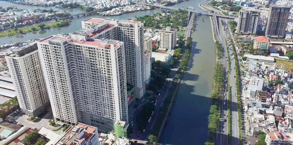 Toàn cảnh thực tế The Gold View bên kênh Bến Nghé và trục Bến Vân Đồn