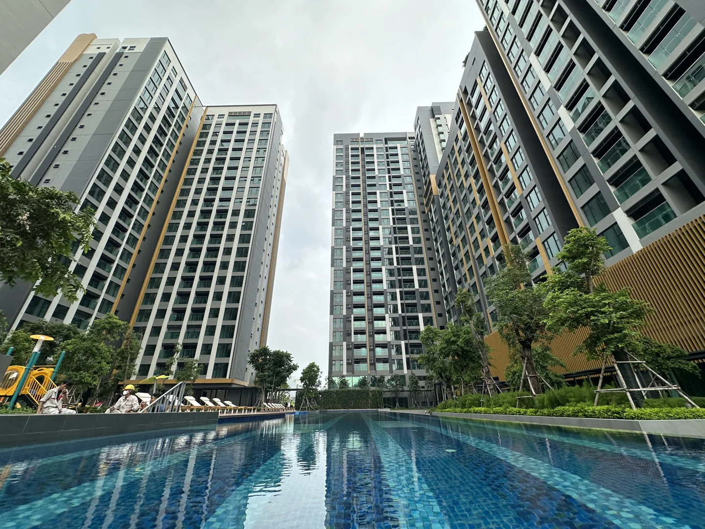 Toàn cảnh ba khối nhà De La Sol trong giai đoạn hoàn thiện tháng 9/2023