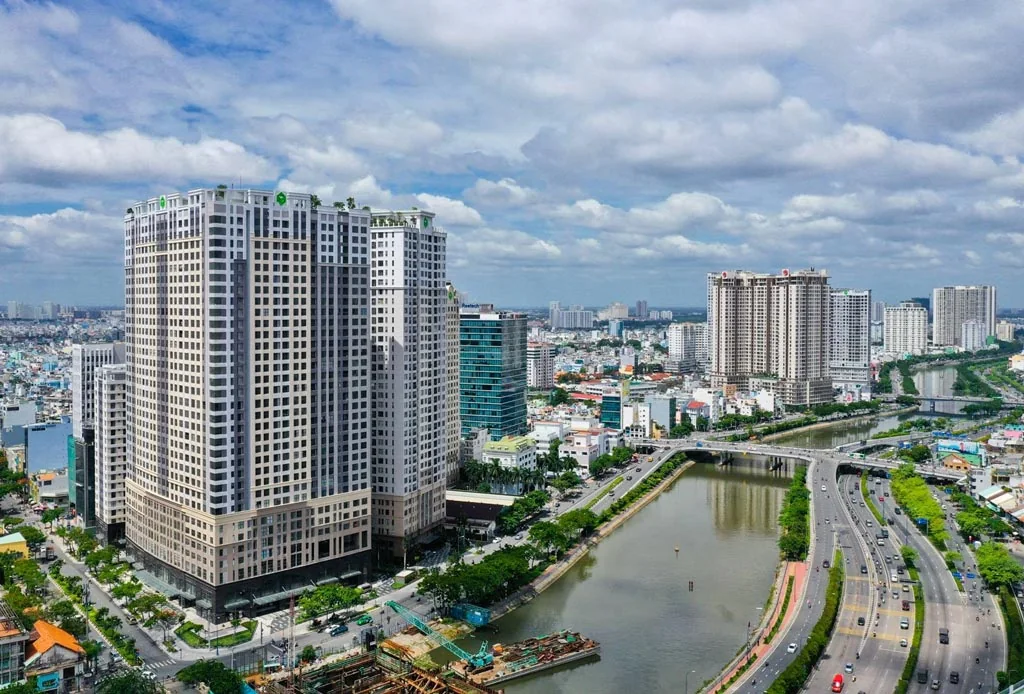 Toàn cảnh thực tế hai tháp RiverGate Residence ven kênh Bến Nghé