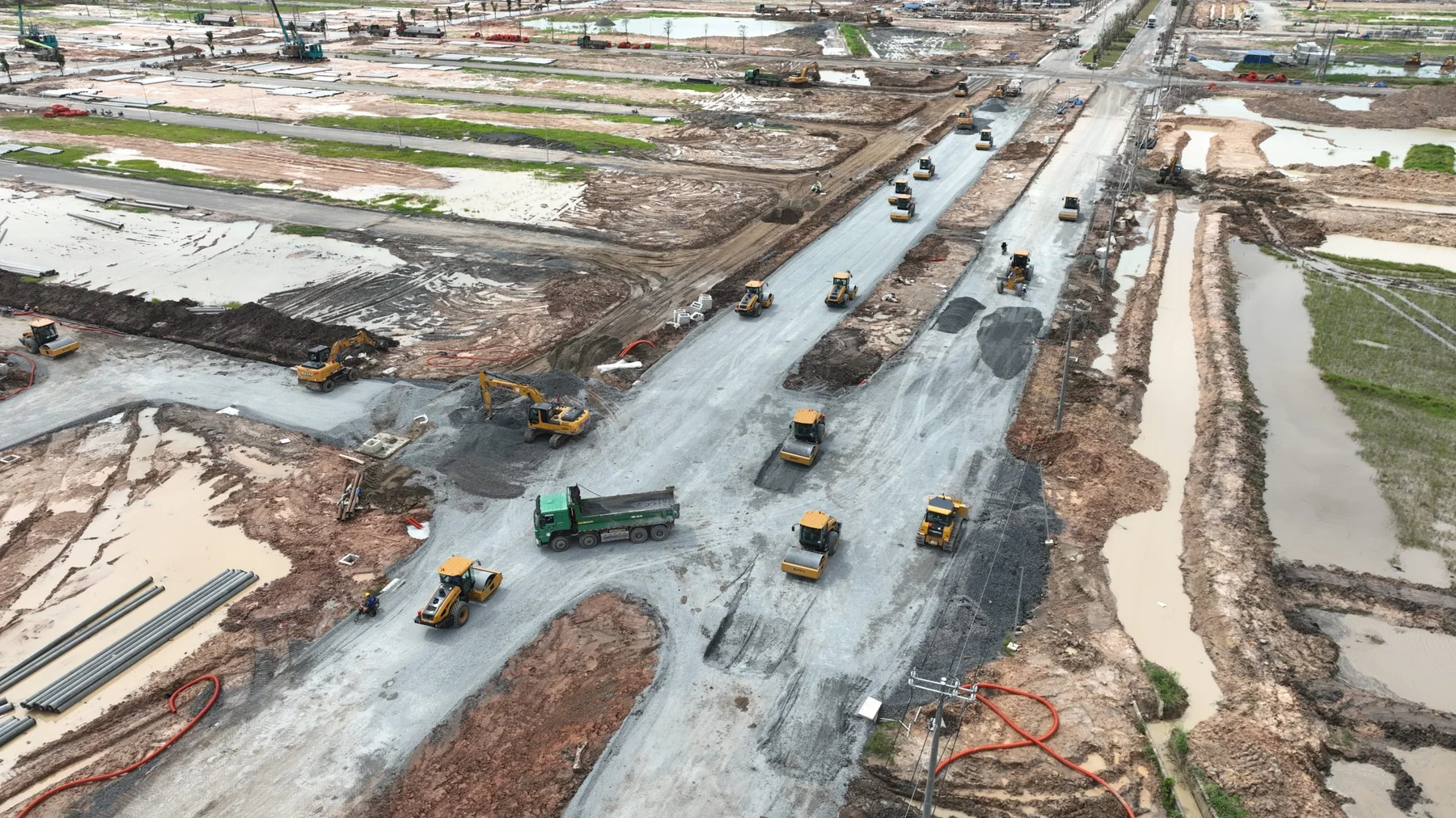 Thi công hạ tầng đường nội khu tại Vinhomes Green City