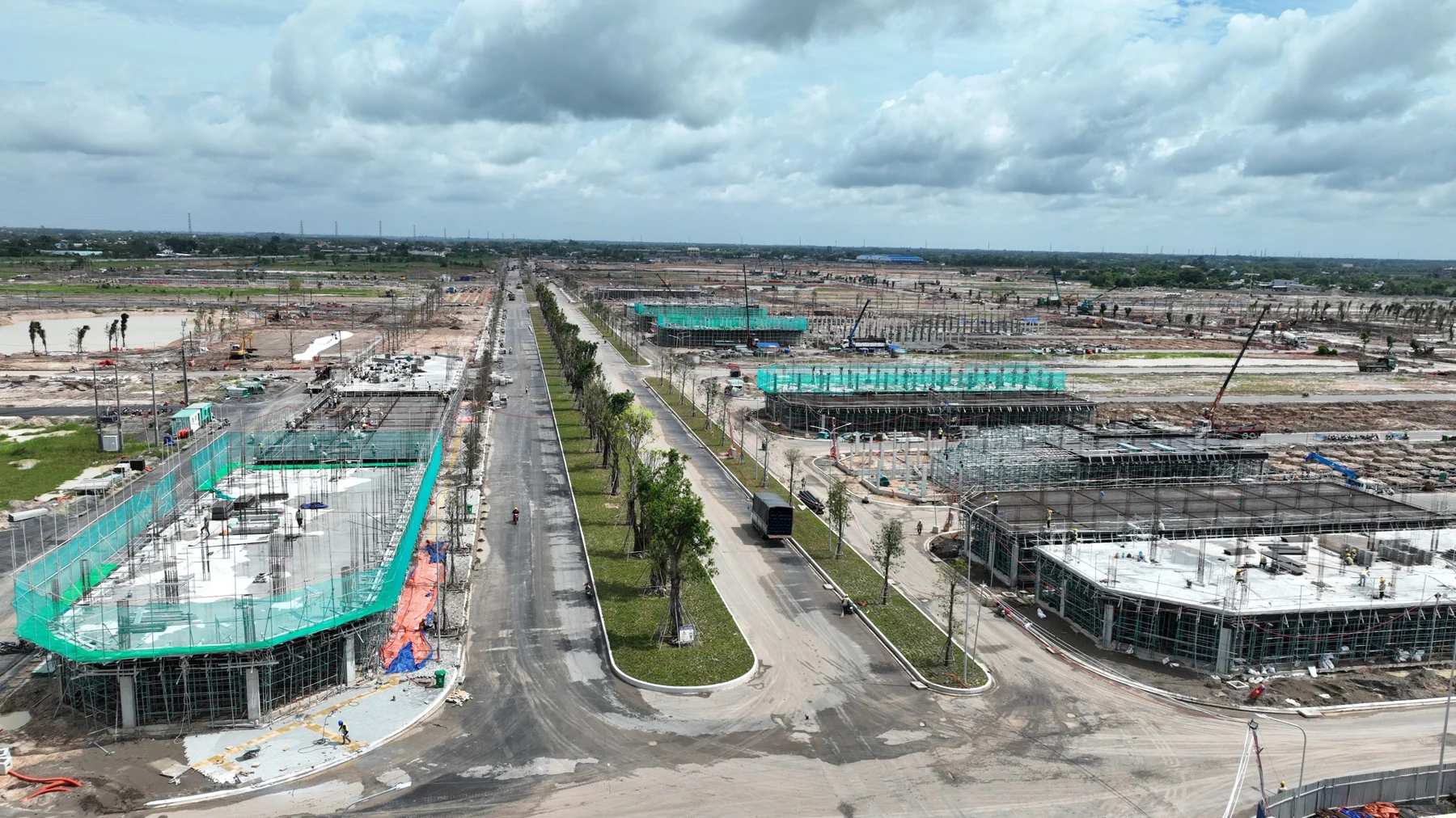 Dãy nhà phố đang thi công tại Vinhomes Green City